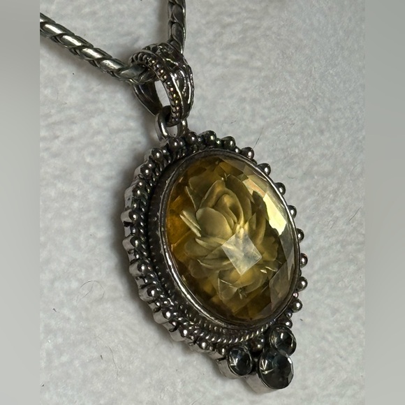 🌼 Vintage Cookie Lee Silver Tone Necklace with Yellow Lucite Floral Pendant - Picture 8 of 15